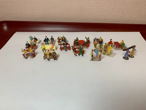 Lot personnages sur banc - lot,